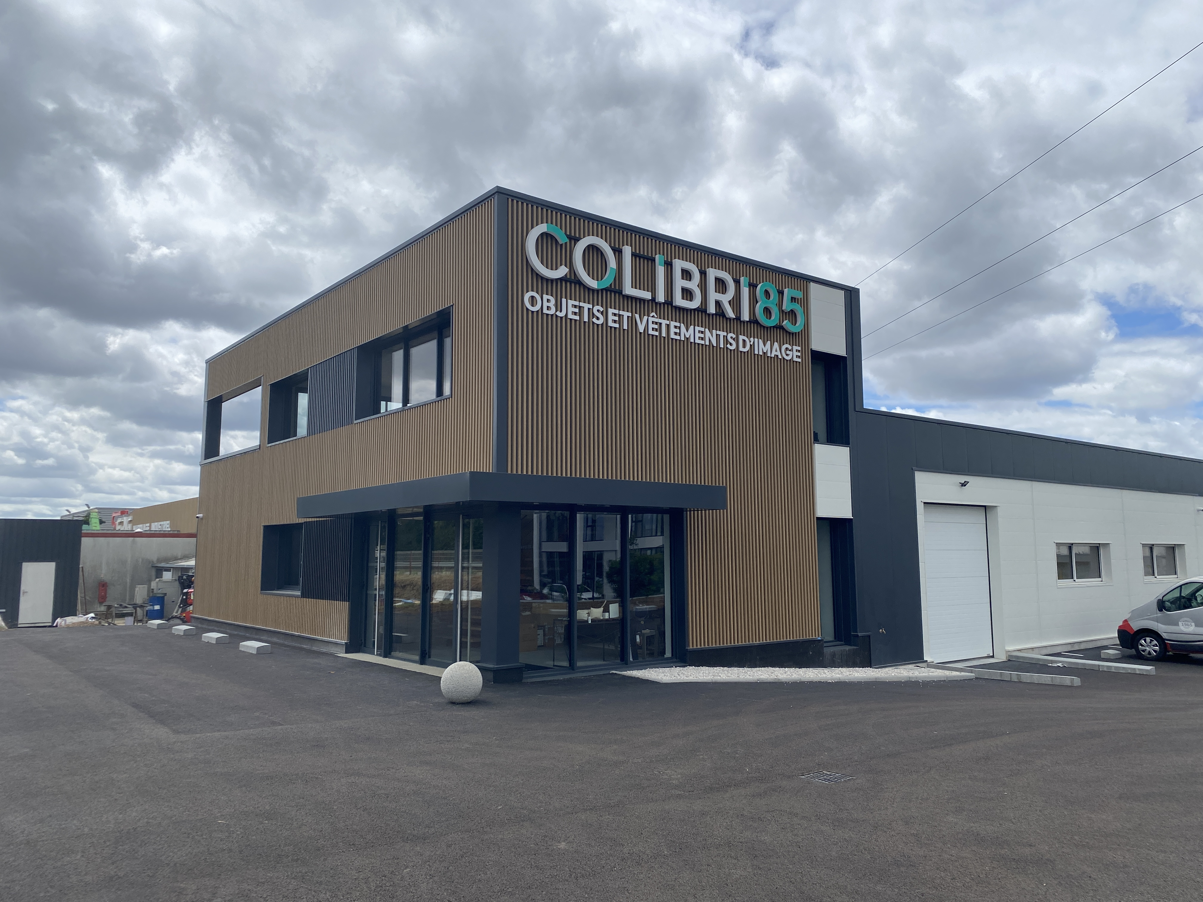 Bâtiment Colibri85 - expert objets et vêtements personnalisés